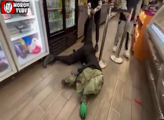 Video :An employee at a convenience shop turns around a tense customer